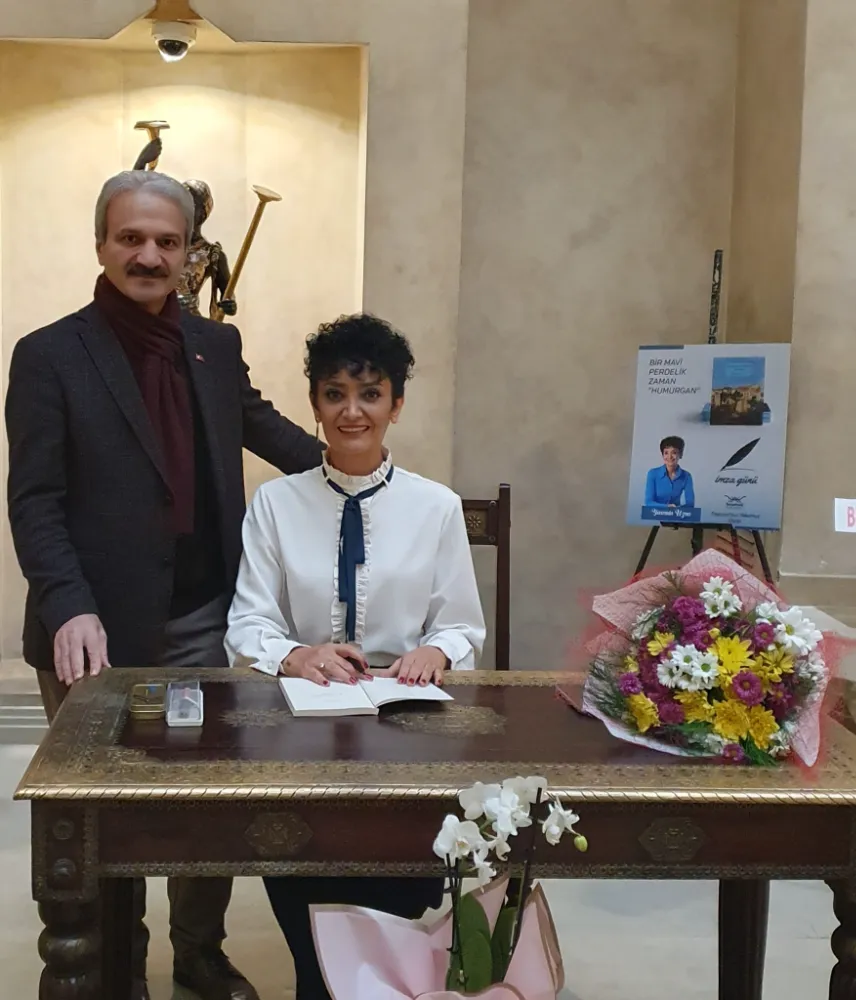 YASEMİN UZUN KİTABINI İMZALADI