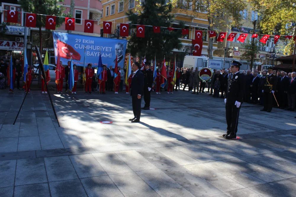 CUMHURİYET BAYRAMI İÇİN ÇELENKLER SUNULDU