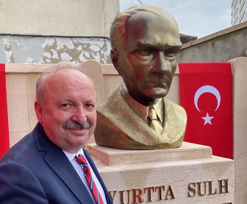 CUMUR, ATATÜRK BÜSTÜ İLE PARİS