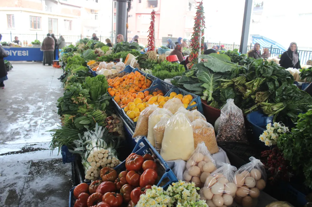 KAR SUYUYLA LEZZETLENEN LAHANA, PAZARDA BÜYÜK İLGİ GÖRDÜ