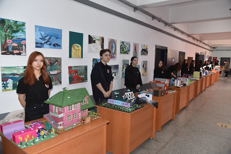 Görele'de öğrenciler İngilizce materyal sergisi düzenledi