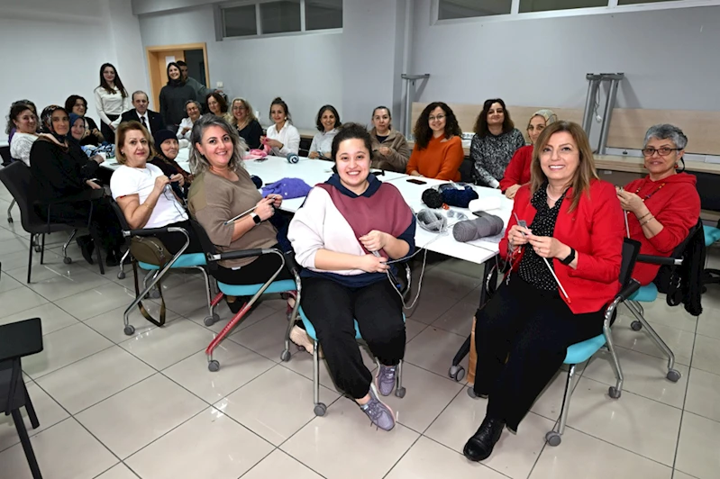 KTÜ'de "Çocuklarımız İçin 7'den 77'ye Örüyoruz" etkinliği yapıldı