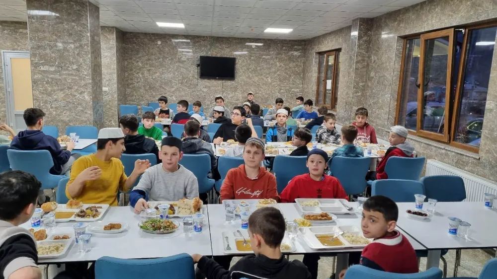 HAFIZLIK ÖĞRENCİLERİNİN İFTAR SEVİNCİNE ORTAK OLDULAR
