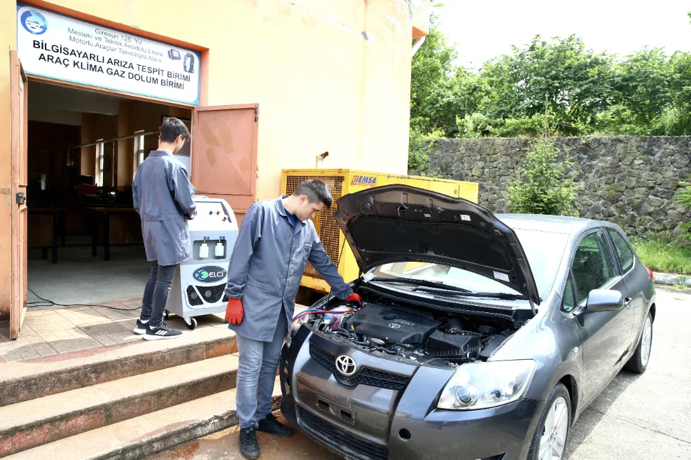 Yetkili servis gibi çalışan meslek liseliler geleceğe sahada hazırlanıyor