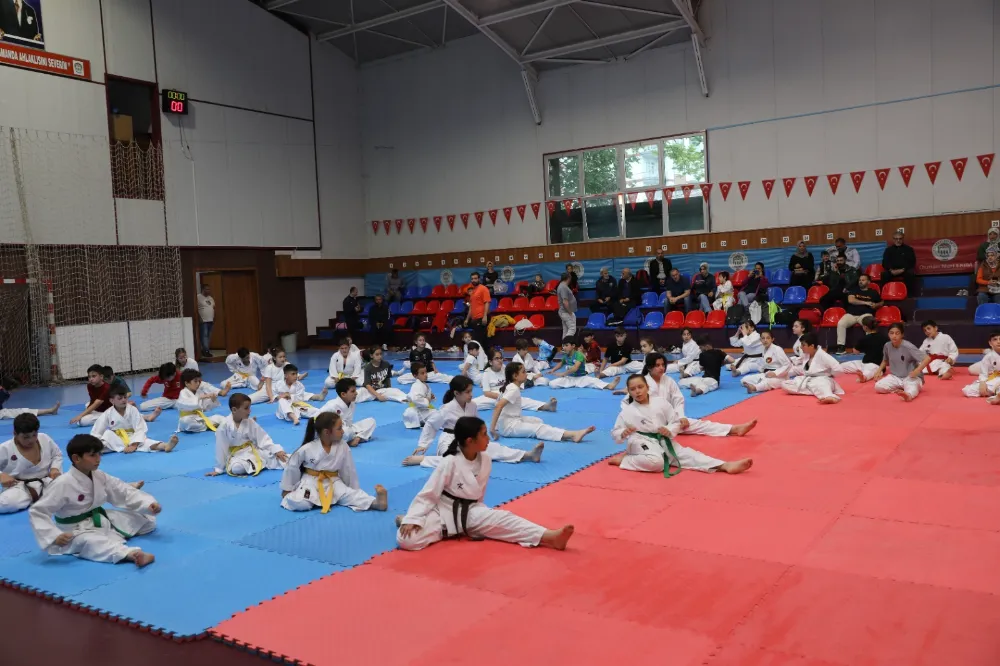   200 SPORCU KARATE ŞÖLENİNDE BULUŞTU