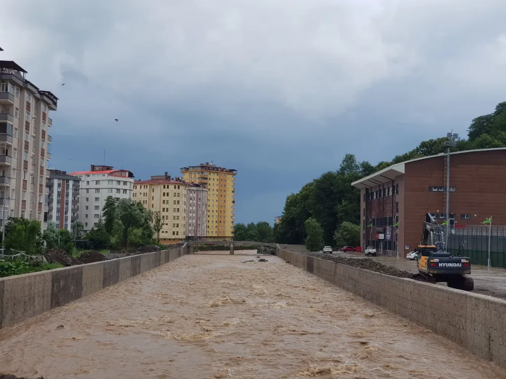 RİZE’DE DERE DEBİLERİ YÜKSELİRKEN DSİ’DEN İNCELEME VE UYARI