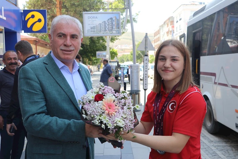 Avrupa şampiyonu milli güreşçi Beyzanur Akkuş, Bayburt Belediyesini ziyaret etti