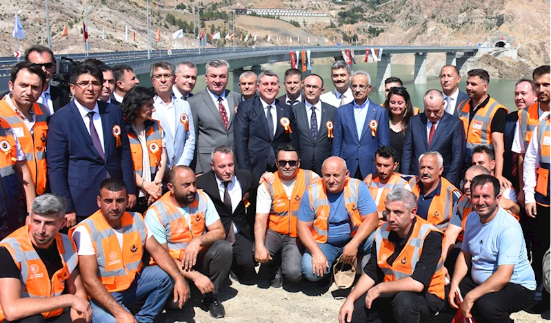 Ulaştırma ve Altyapı Bakanı Uraloğlu, Yusufeli Merkez Viyadüğü açılış töreninde konuştu: