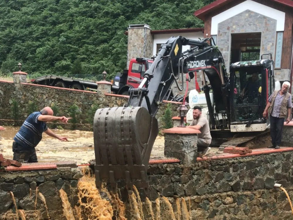 ARSİN’DE SAĞANAK YAĞIŞLAR SONRASI HEYELAN VE SU BASKINLARI