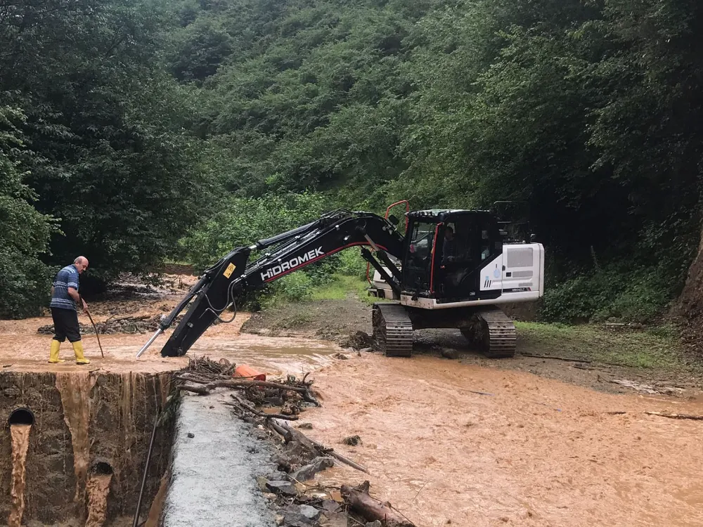 ARSİN’DE AŞIRI YAĞIŞLAR HEYELAN VE SU BASKINLARINA NEDEN OLDU