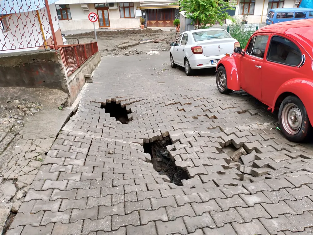 AKÇAABAT’TA SAĞANAK YAĞIŞ SONRASI YOL ÇÖKTÜ