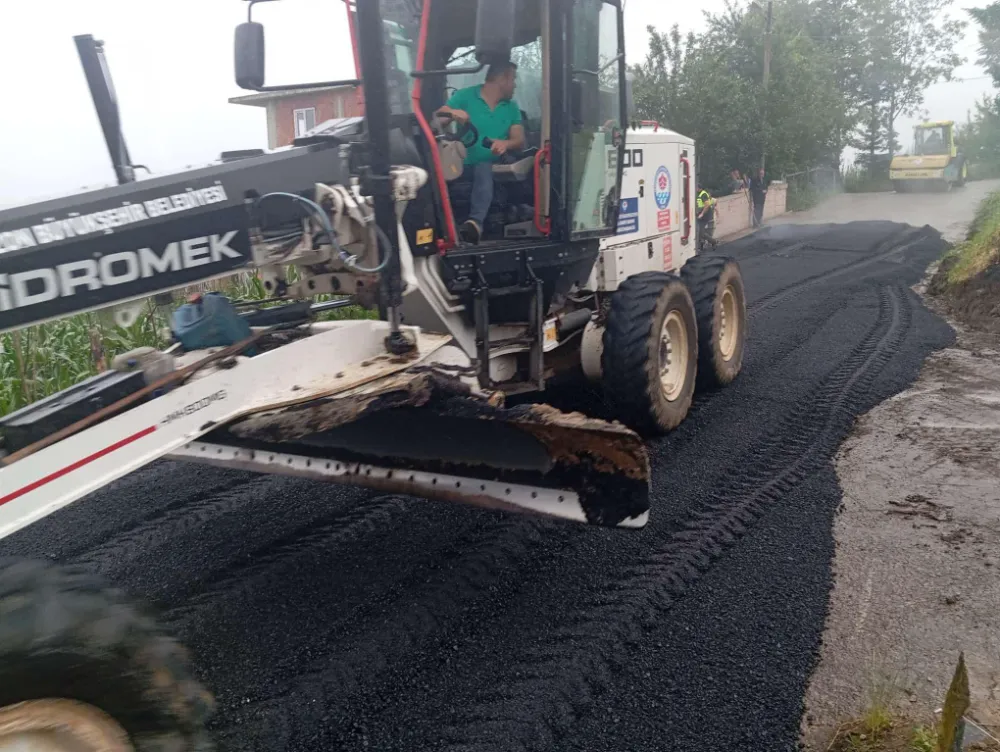 BÜYÜKŞEHİR YOL YAPIM ÇALIŞMALARINI SÜRÜDÜRYOR