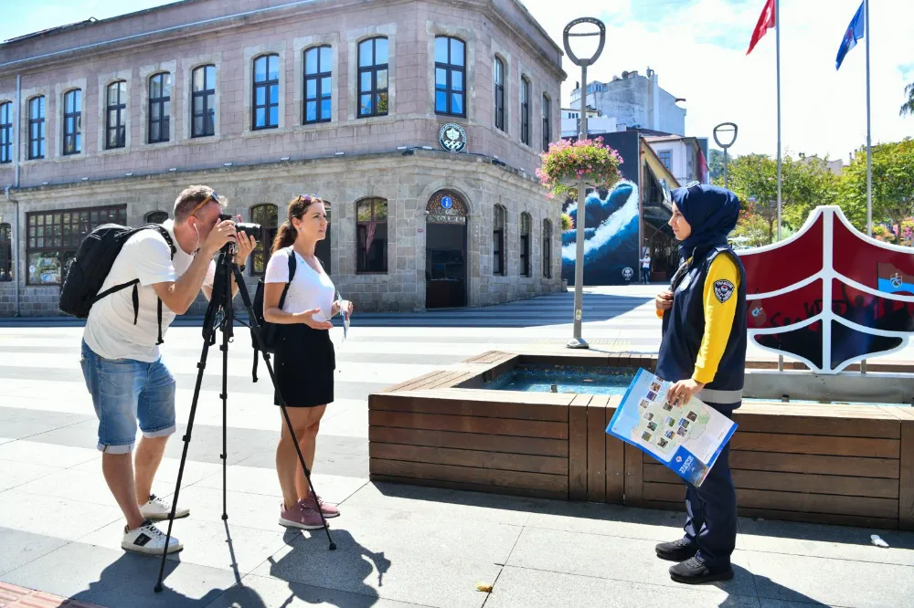 TURİZM ZABITASI SLOVAK GAZETECİLERE ŞEHRİ ANLATTI