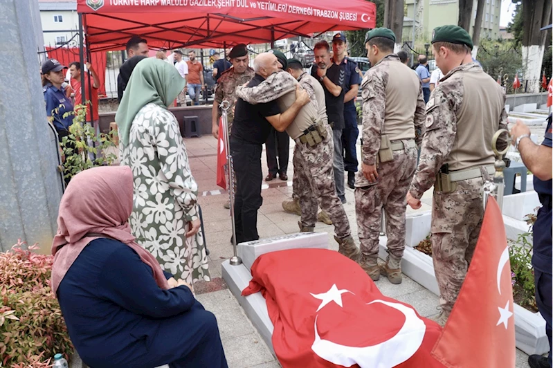 Şehit özel harekat polisi Akın Çelebi mezarı başında anıldı