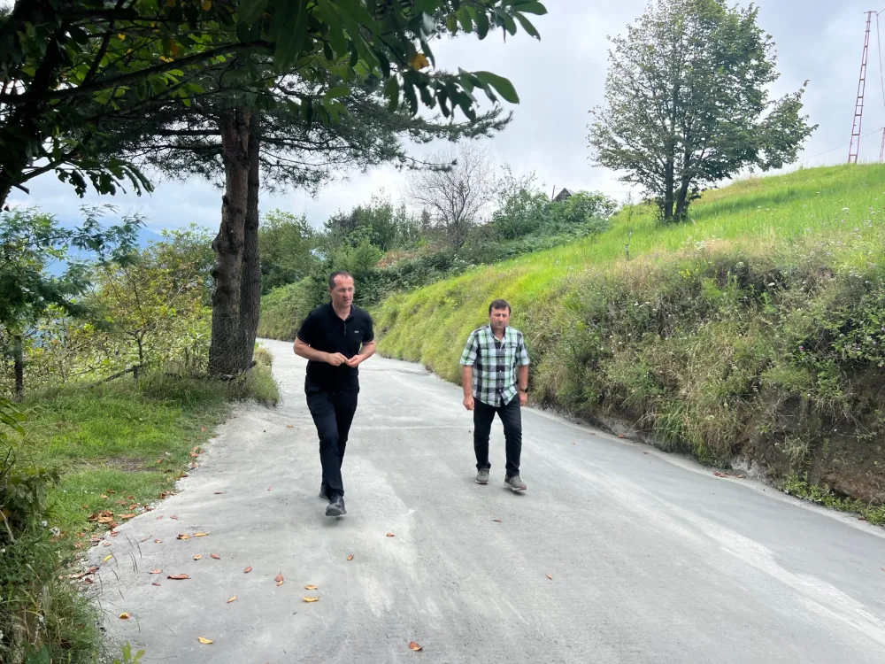 AKÇAABAT’TA YOLLAR BETONLANIYOR