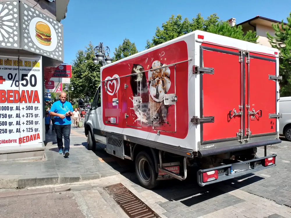 UYGUNSUZ PARKLAR YAYALARI ZOR DURUMDA BIRAKIYOR