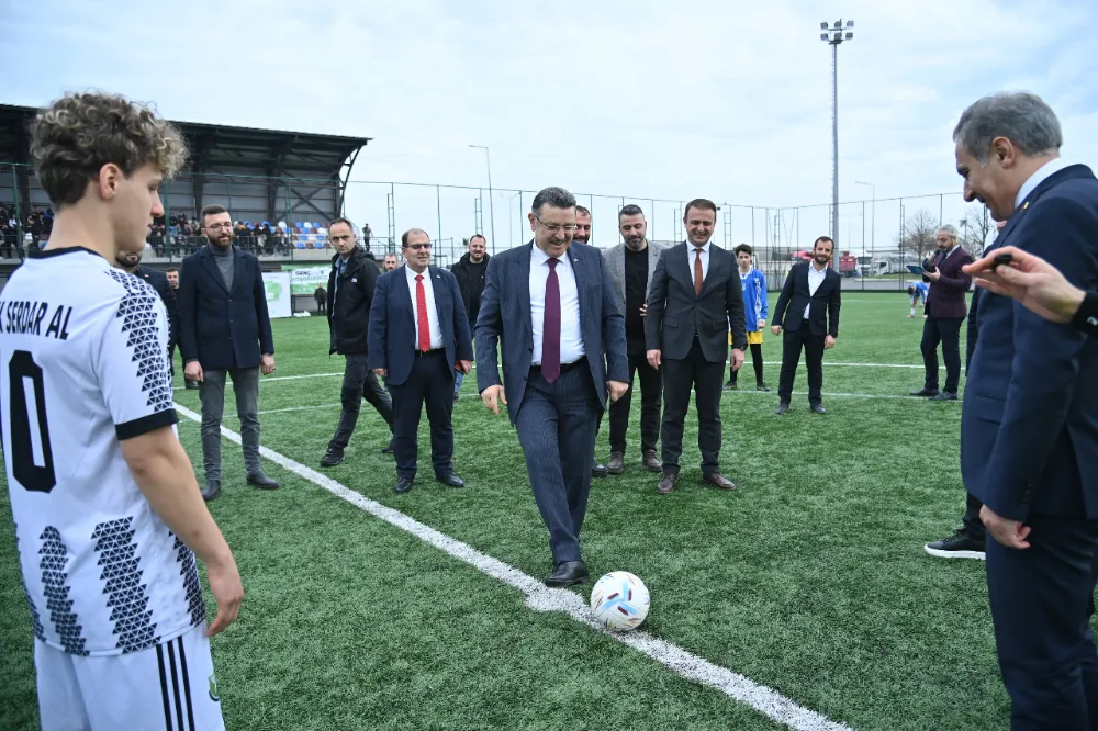 BAŞKAN GENÇ, GENÇLİG FUTBOL TURNUVASI’NIN STARTINI VERDİ