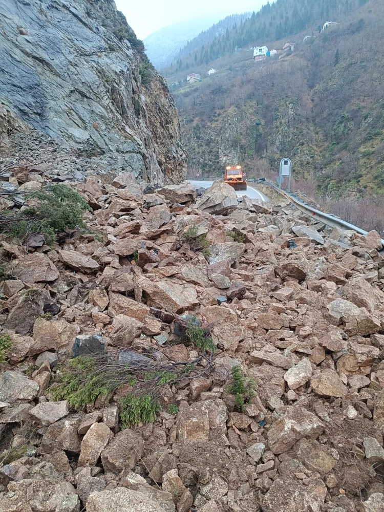 Kürtün-Tirebolu kara yolunda heyelan ulaşımı aksattı