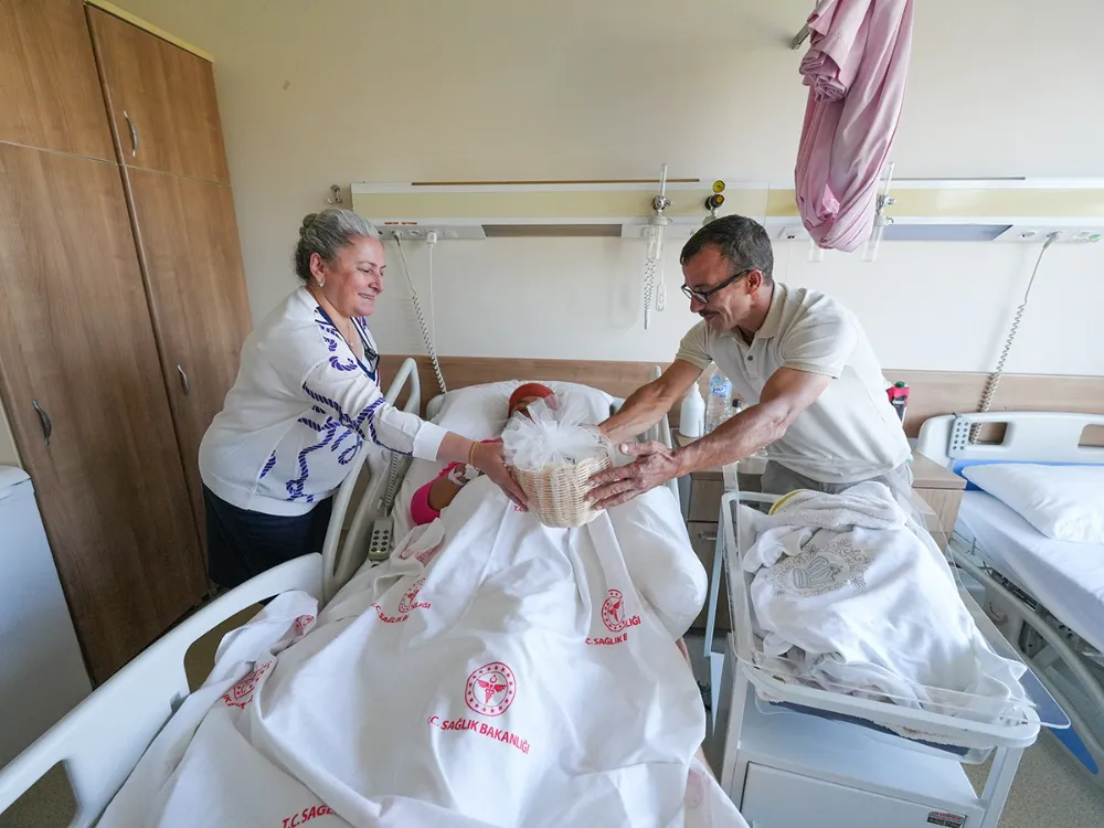 YENİ DOĞANLARA İLK HEDİYE BELEDİYE’DEN