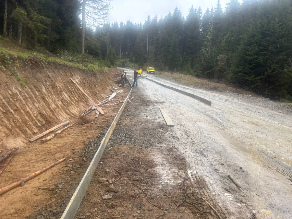 KAYABAŞI-LİŞER YOLUNA  KURU BETON SERİLİYOR