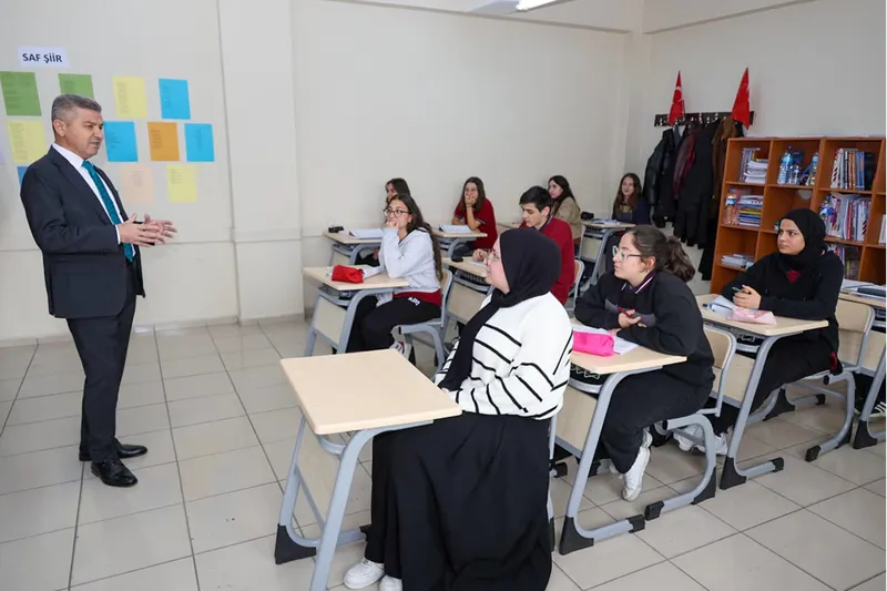Artvin Valisi Ergün, lise öğrencileriyle bir araya geldi