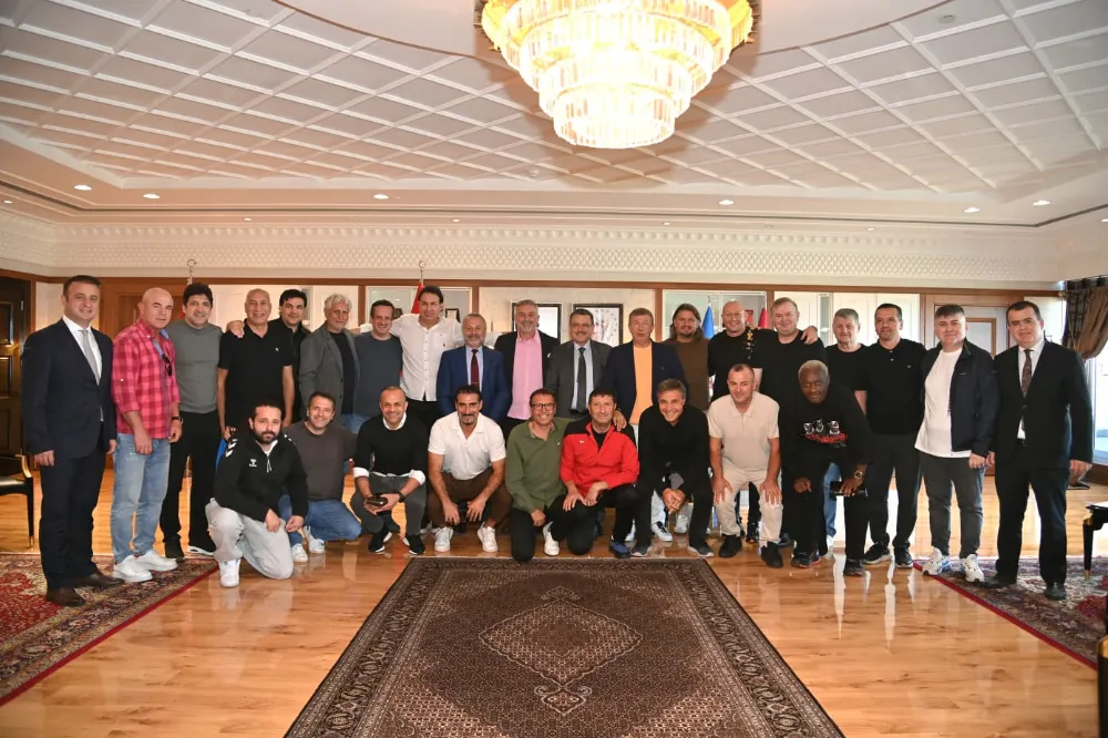 BAŞKAN GENÇ, EFSANE FUTBOLCULARI AĞIRLADI