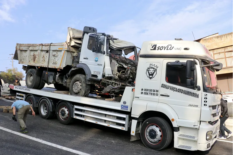 Trabzon'da park halindeyken hareket etmeye başlayan kamyon 3 araca çarpıp devrildi