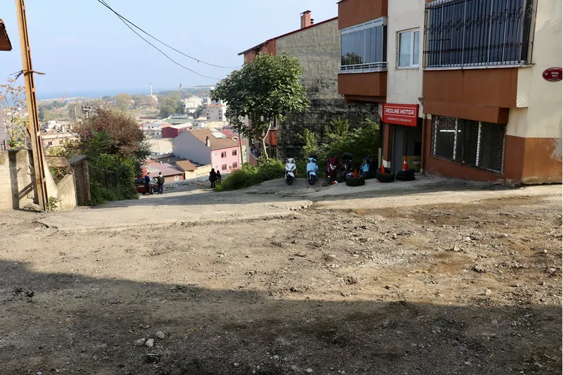 Trabzon'da park halindeyken hareket etmeye başlayan kamyon 3 araca çarpıp devrildi