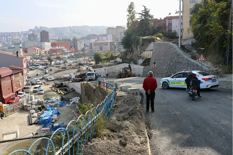 Trabzon'da park halindeyken hareket etmeye başlayan kamyon 3 araca çarpıp devrildi