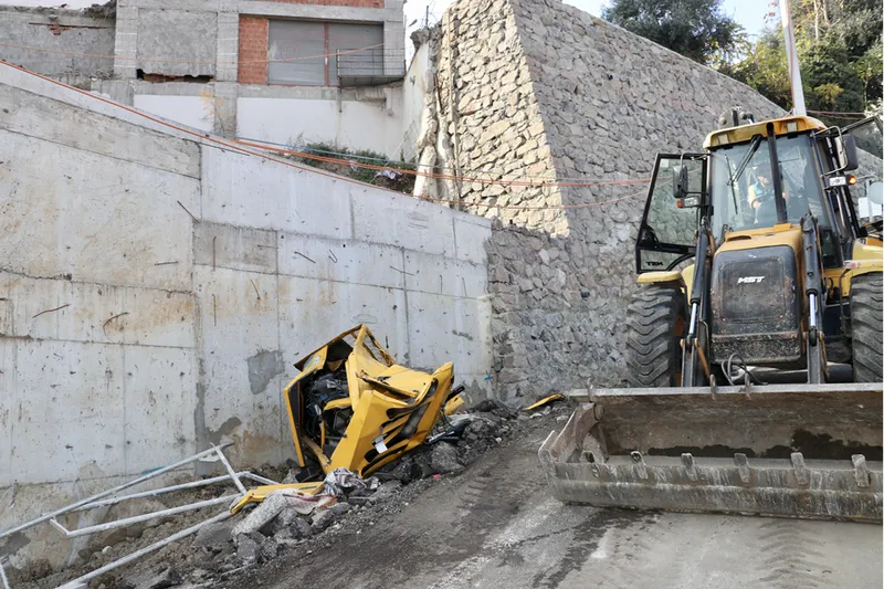 Trabzon'da park halindeyken hareket etmeye başlayan kamyon 3 araca çarpıp devrildi