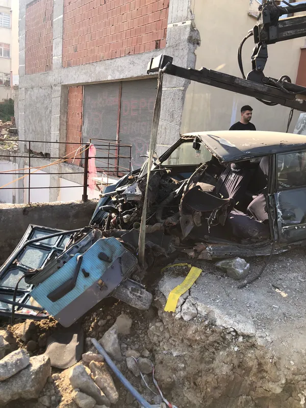 Trabzon'da park halindeyken hareket etmeye başlayan kamyon 3 araca çarpıp devrildi