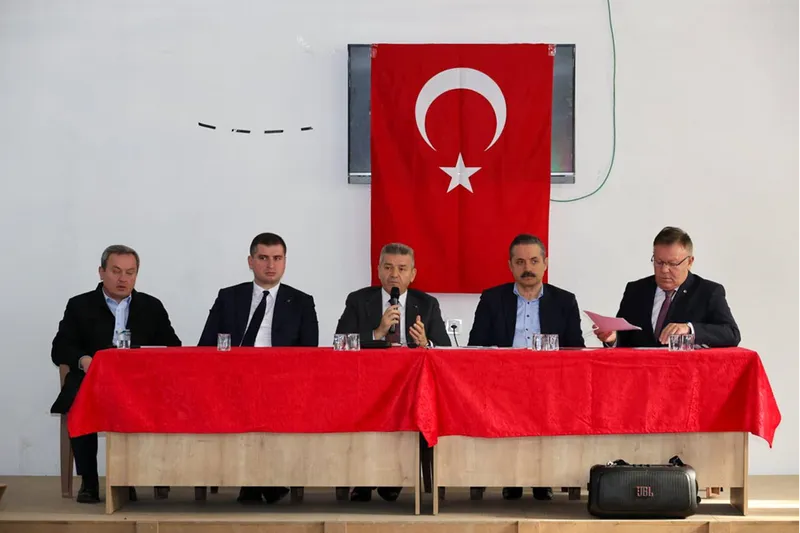 Artvin Valisi Ergün ile AK Parti Milletvekili Çelik, yapımı devam eden sanayi sitesini inceledi