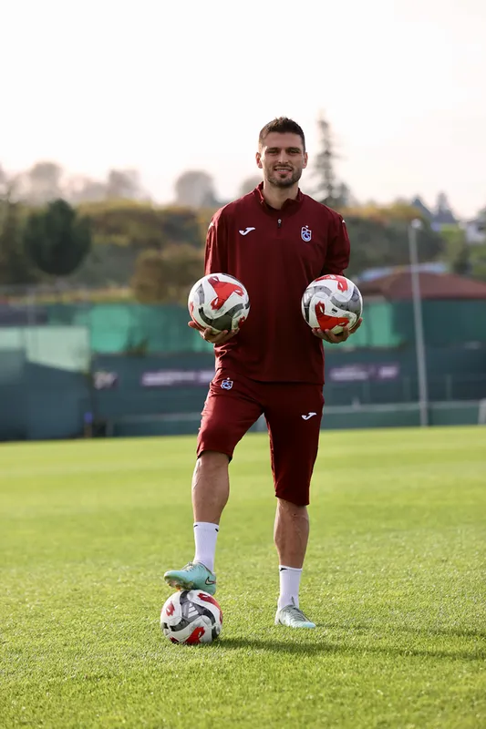 Trabzonsporlu futbolcu Okay Yokuşlu