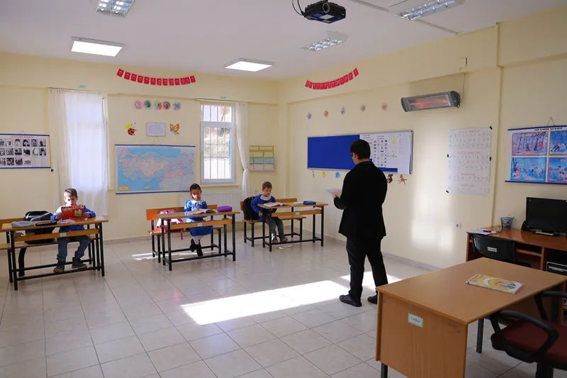 Müdürü olduğu dağ köyündeki okulda 3 öğrencisinin eğitimi için çaba gösteriyor