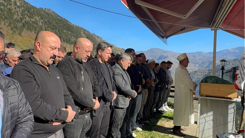 Beyin travması sonucu ölen kişinin babasının da organları bağışlanmış