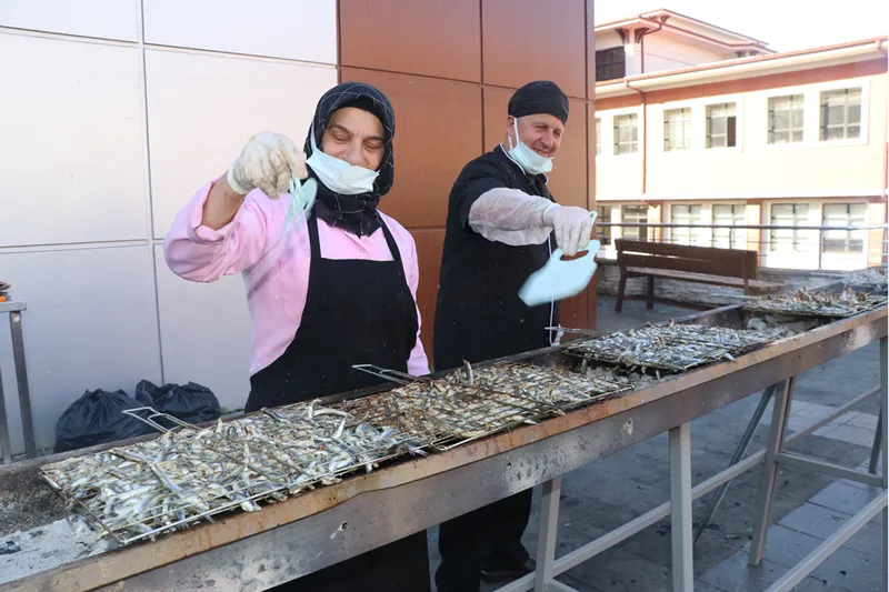 Recep Tayyip Erdoğan Üniversitesinde geleneksel hamsi şenliği düzenlendi