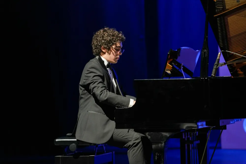 PİYANİST ÇOCUKLAR PERFORMANSLARIYLA MEST ETTİ