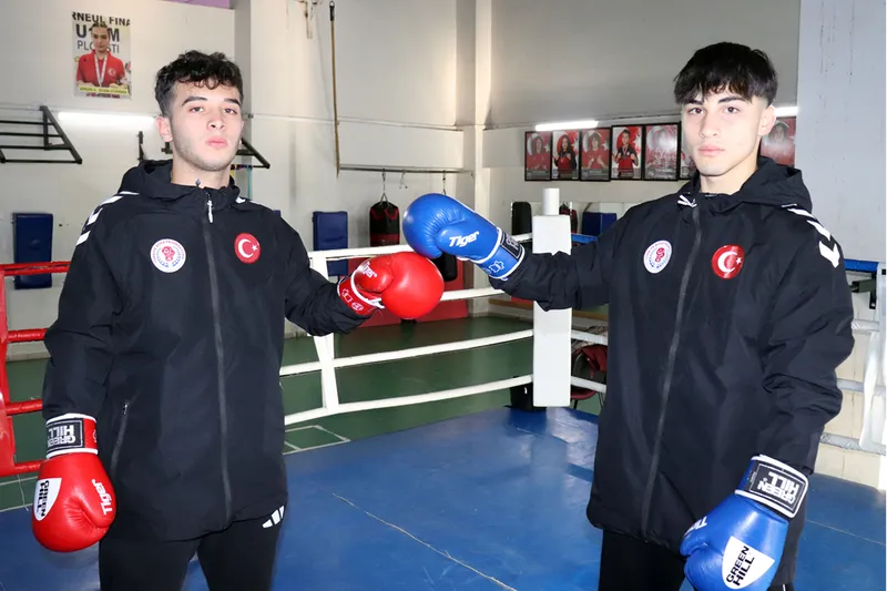 Lise öğrencisi milli boksörler Avrupa şampiyonluğu için yumruk sallıyor