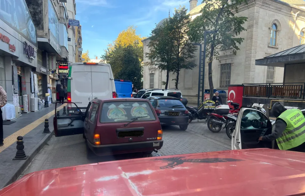 ÇİFT ŞERİT PARK TRAFİĞİ ENGELLİYOR