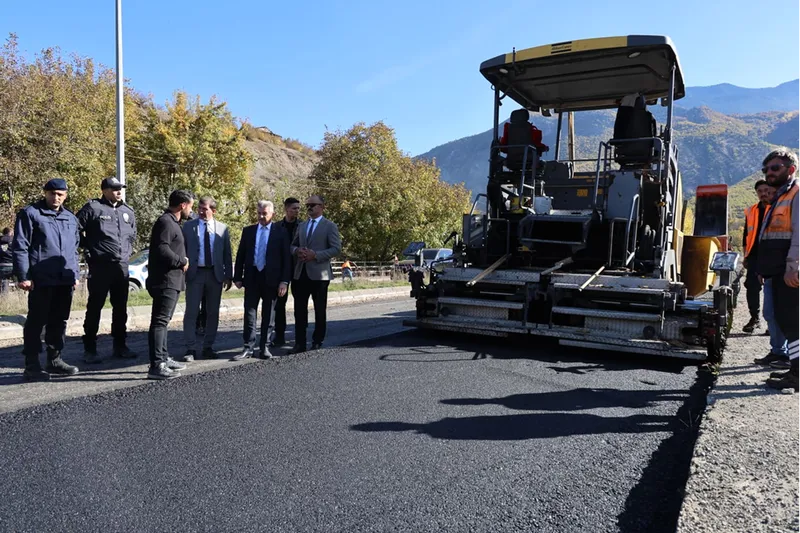 Vali Ergün, Ardanuç-Ardahan karayolundaki asfaltlama çalışmalarını inceledi