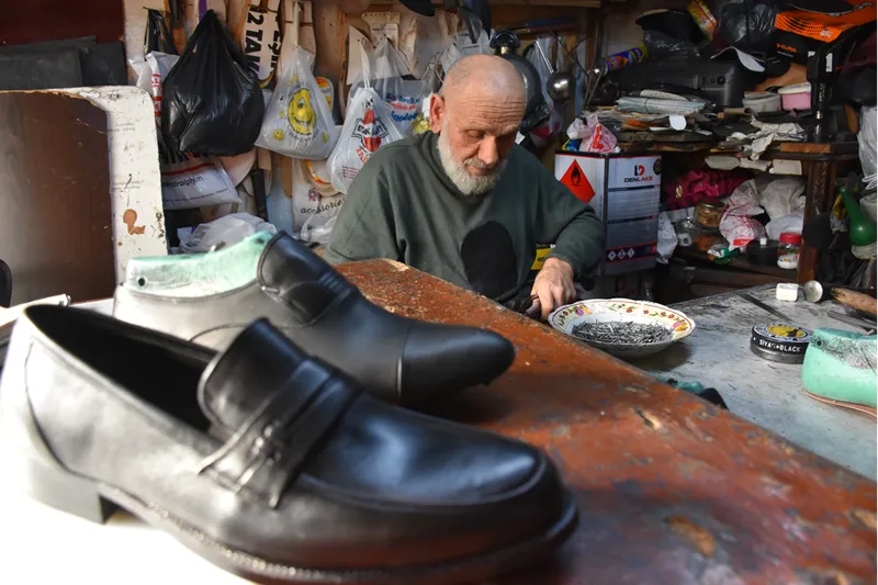 Trabzonlu usta 60 yıldır el emeğiyle deri ayakkabı imal ediyor