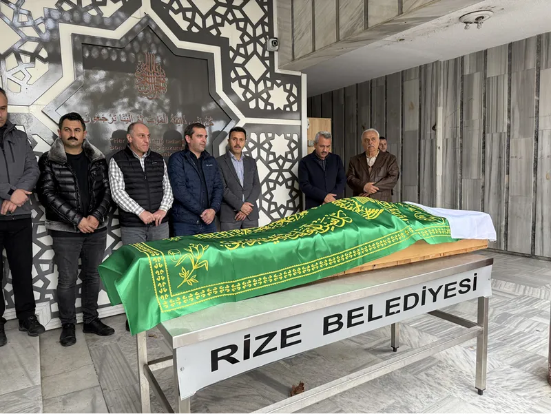 Rize Valisi Baydaş, yalnız yaşayan yaşlı kadının cenaze törenine katıldı