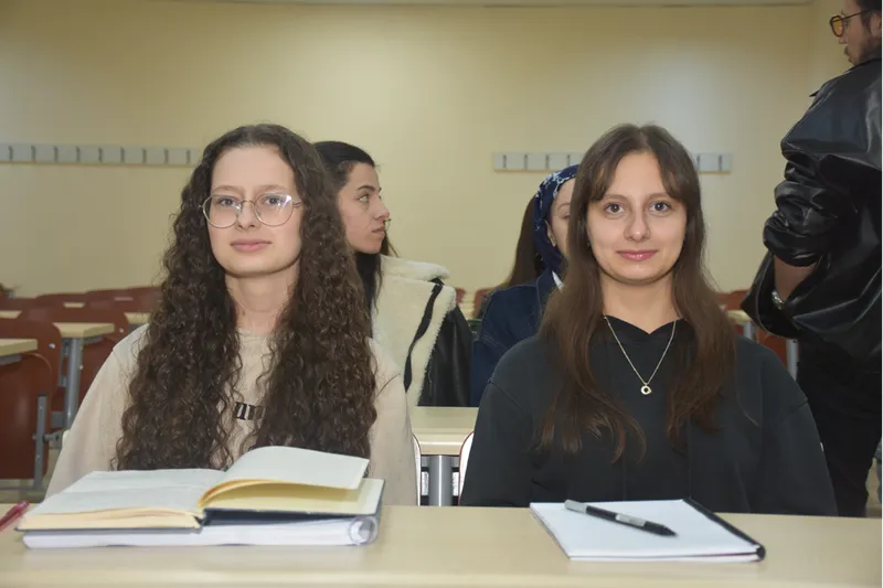 İkiz kardeşlerin eğitim hayatı üniversitede de aynı sırada devam ediyor