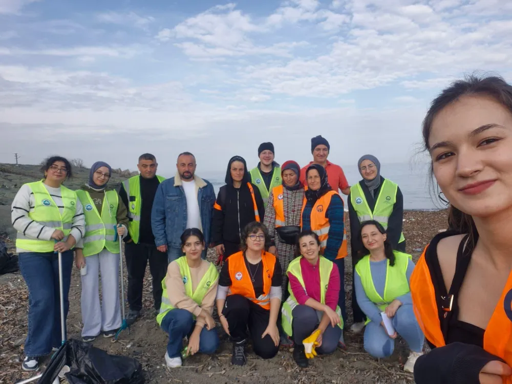 BÜYÜKŞEHİR EKİPLERİNDEN SAHİL TEMİZLİĞİ ÇALIŞMASI