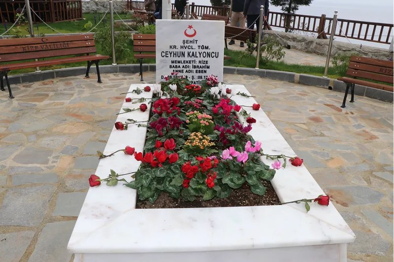 Şehit Teğmen Ceyhun Kalyoncu, şehadetinin 1. yılında mezarı başında anıldı