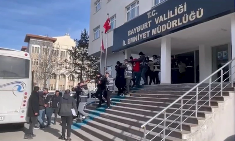 Bayburt merkezli dolandırıcılık operasyonunda yakalanan 4 zanlı tutuklandı