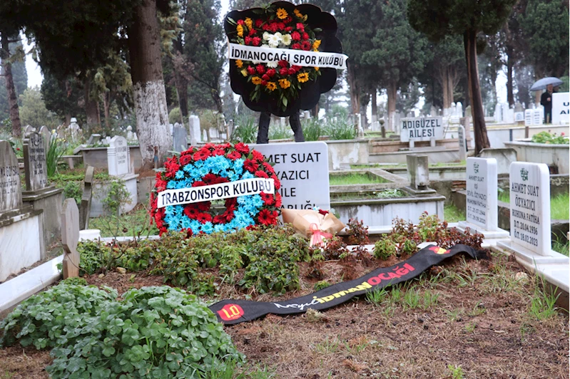 Ahmet Suat Özyazıcı, mezarı başında anıldı