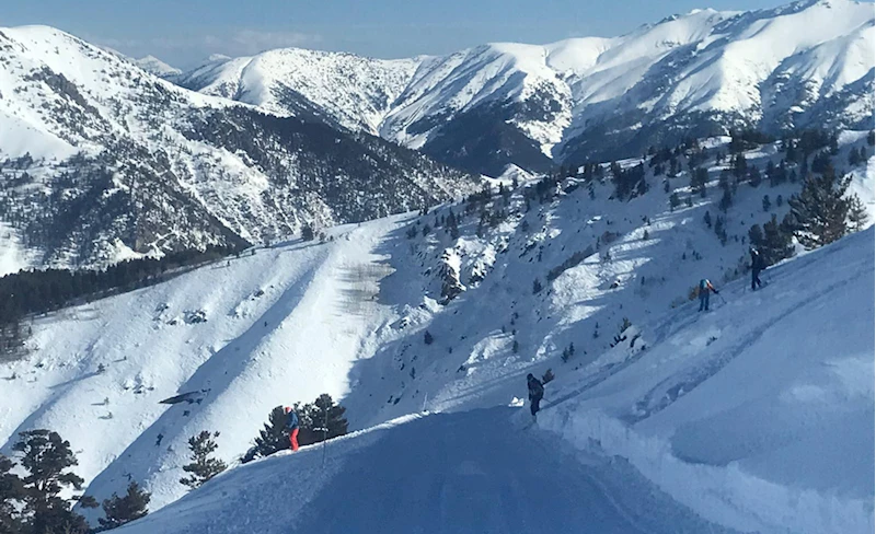 Kaçkar Dağları'nın eteklerindeki Yaylalar köyü, doğal pistleriyle kayakçıların gözdesi oldu