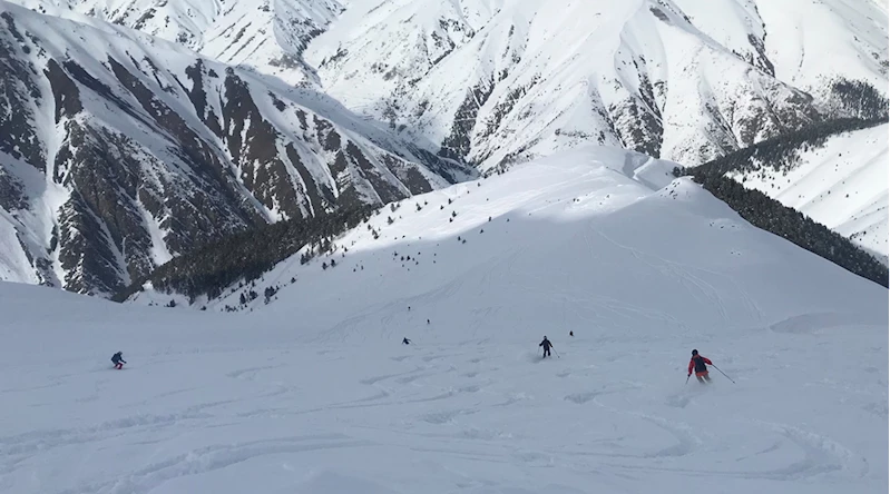 Kaçkar Dağları'nın eteklerindeki Yaylalar köyü, doğal pistleriyle kayakçıların gözdesi oldu