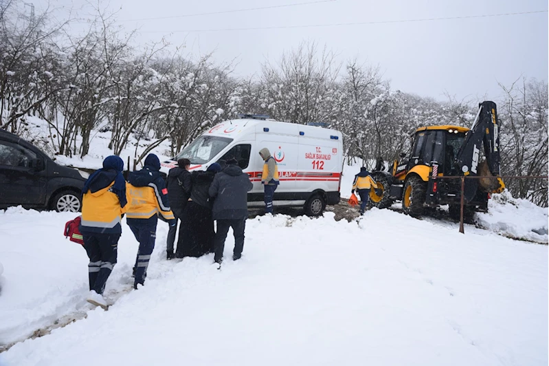 Giresun'da rahatsızlanan hasta yol açılarak hastaneye kaldırıldı